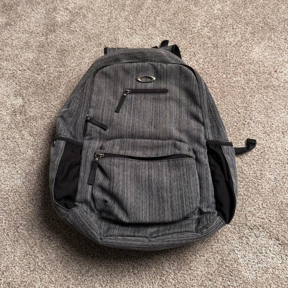 GREY OAKLEY CLASSIC LOGO BACKPACK